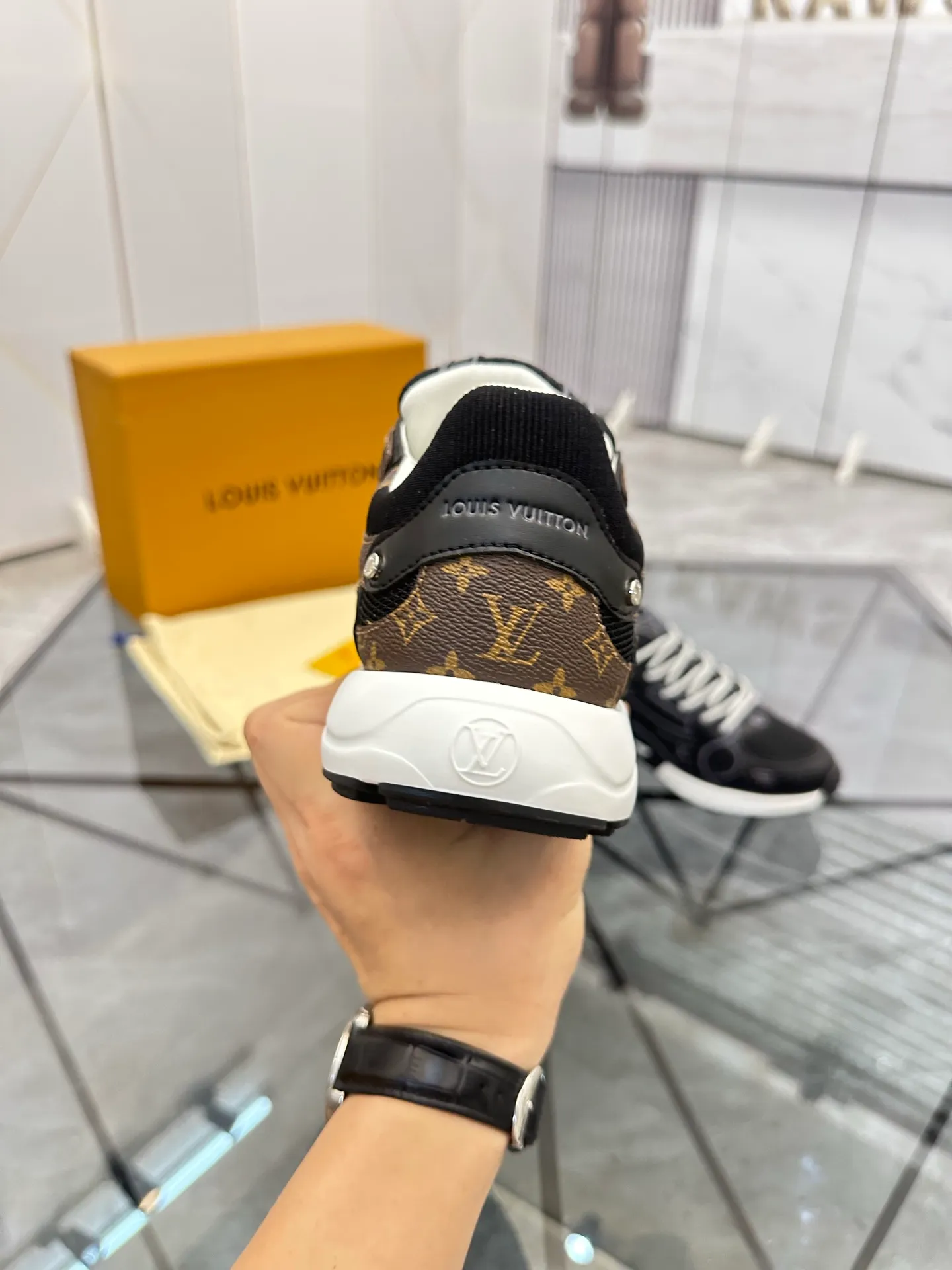 Men's shoes: 💰P660¥ Top quality Product trademark: LV* "Louis Vuitton*" low-top casual shoes Regular size: 35-44 (can be customized to 45.46) Couple style Product materials: Upper imported cowhide stitching original material, breathable lining, original outsole. Number: H218